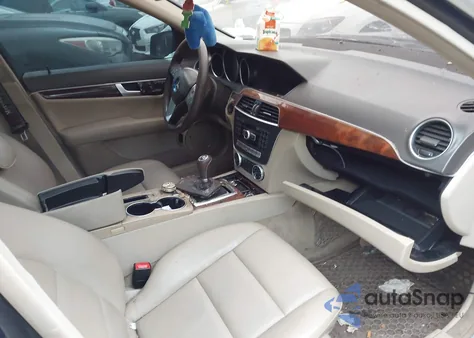 2012 Mercedes-Benz C 300 Luxury 4Matic/Sport 4Matic z USA, uszkodzony, nr VIN WDDGF8BB5CR229113